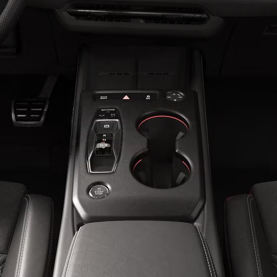 Bližnji posnetek sredinske konzole v voznikovem prostoru modela Q4 Sportback e-tron.