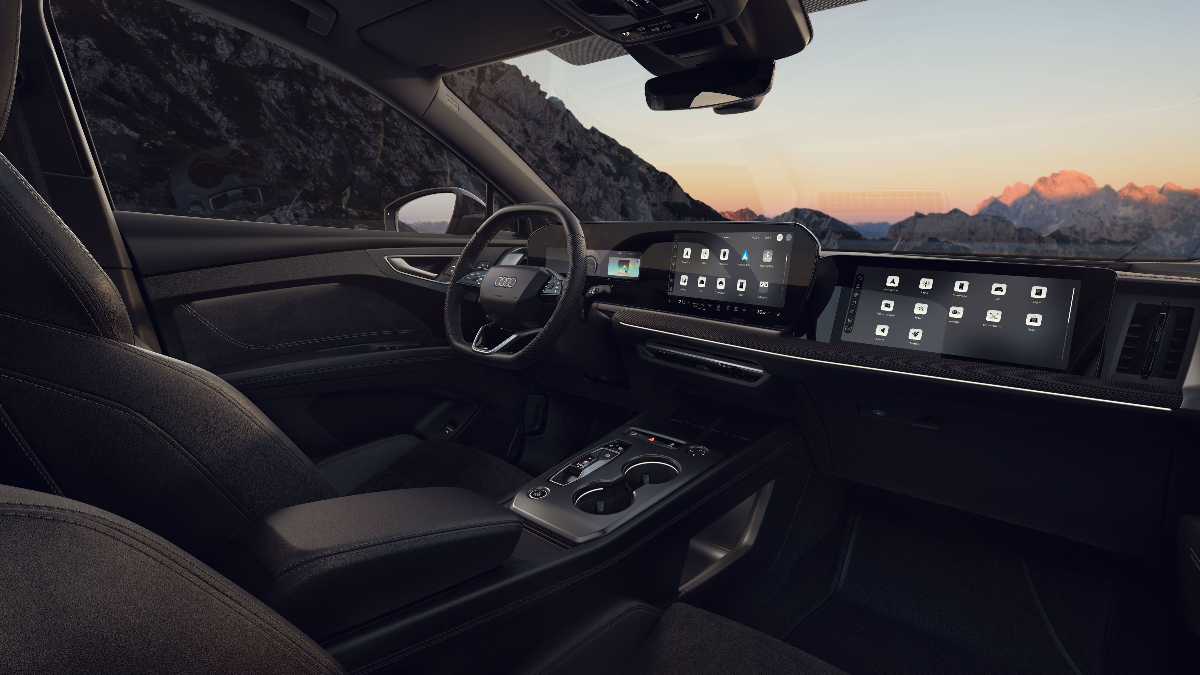 Notranjost Audi Q4 e-tron  z usnjenimi sedeži, ambientalno osvetlitvijo in velikim digitalnim zaslonom na armaturni plošči. Voznikov in sovoznikov sedež sta prostorna, med njima je eleganten sredinski konzol z minimalističnimi upravljalniki. Skozi velika okna in stekleno streho se vidi gorata pokrajina ob sončnem zahodu.