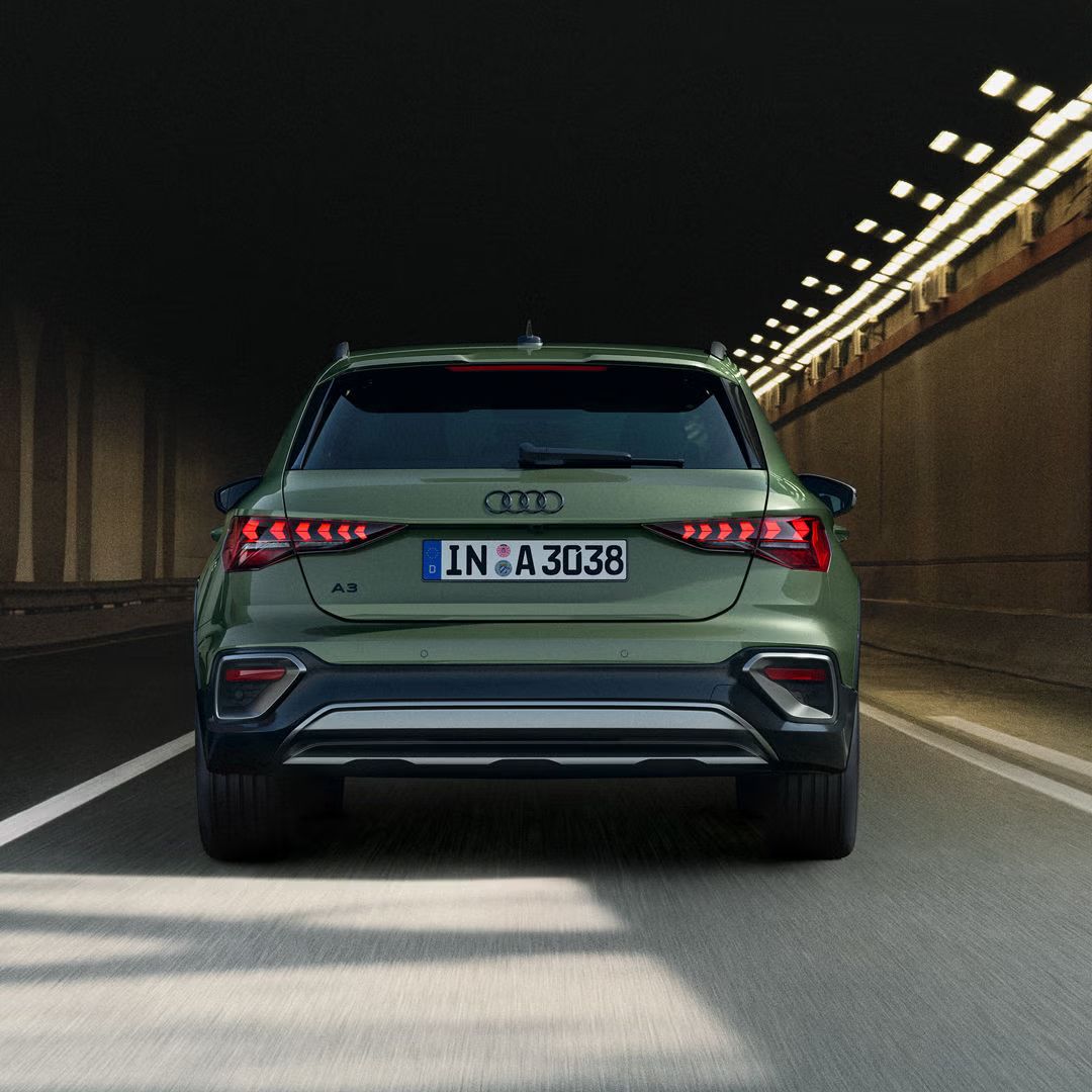Pogled na zadnji del vozila Audi A3 allstreet zelene barve.