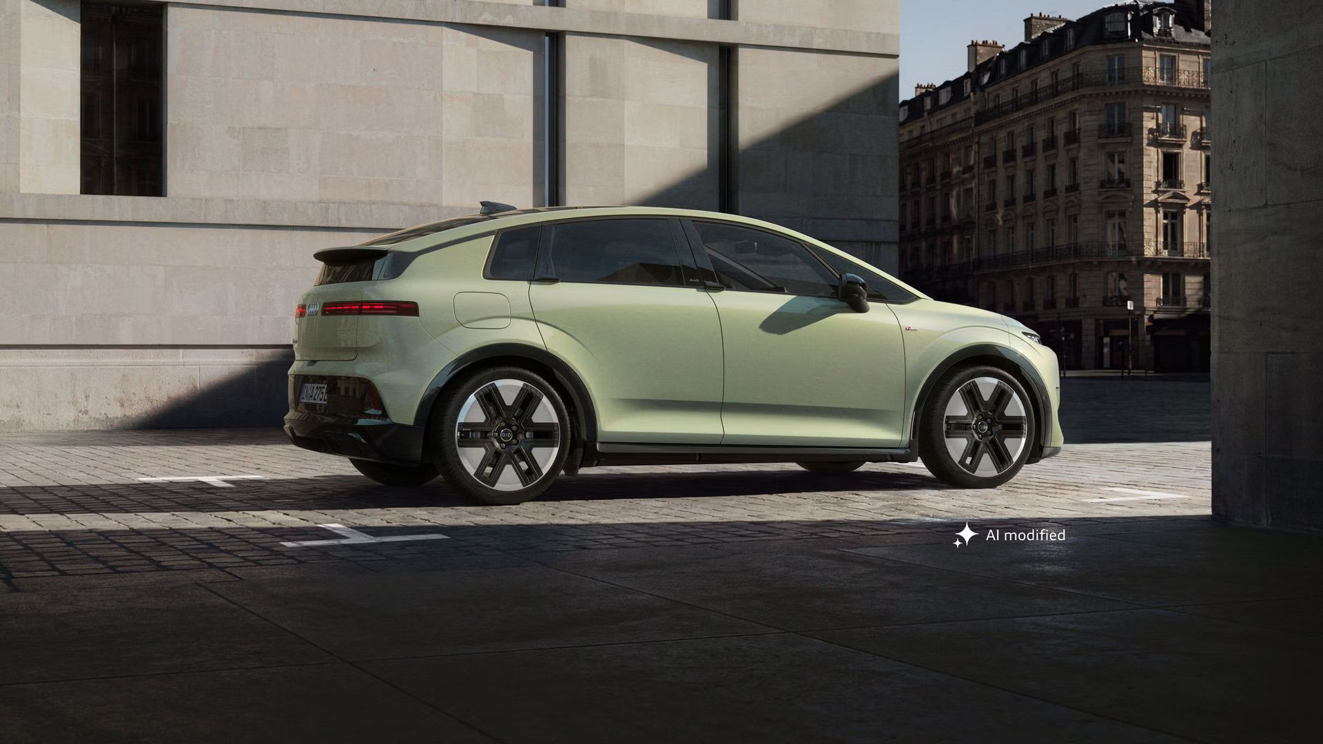 [AI-modified] – Audi A2 e-tron, fotografiran s strani, je parkiran pred sodobno stavbo v urbanem okolju. Poševna sončna svetloba delno potopi pokrajino v sence.