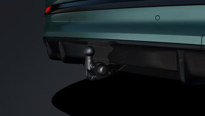 Bližnji posnetek zadka vozila s poudarkom na vlečni napravi.