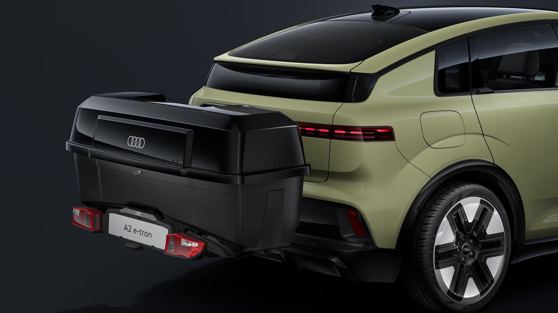 Bližnji posnetek zadnjega dela vozila Audi A2 e-tron z nameščenim zadnjim kovčkom, fotografirano od strani zadaj.