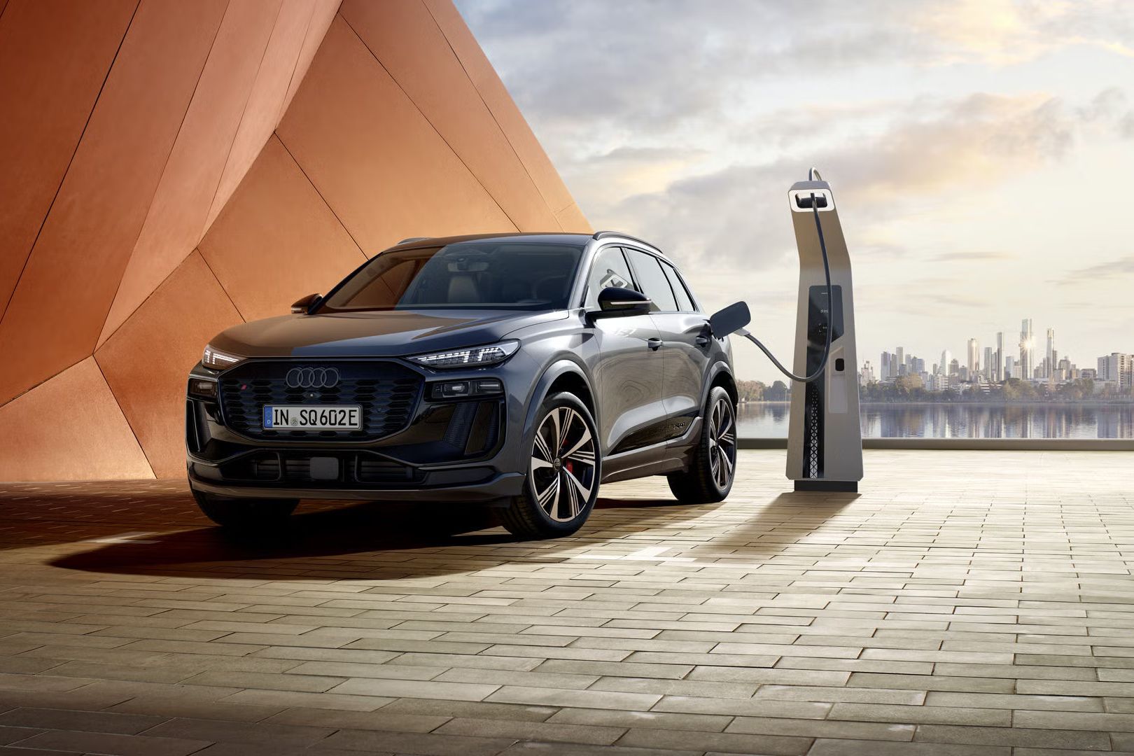 Vozilo Audi SQ6 priključeno na električno polnilnico