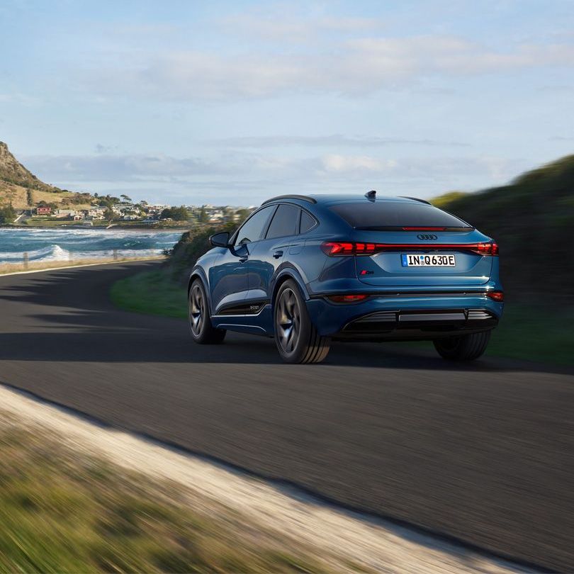 Dynamische Heckansicht eines Audi Q6 Sportback e-tron