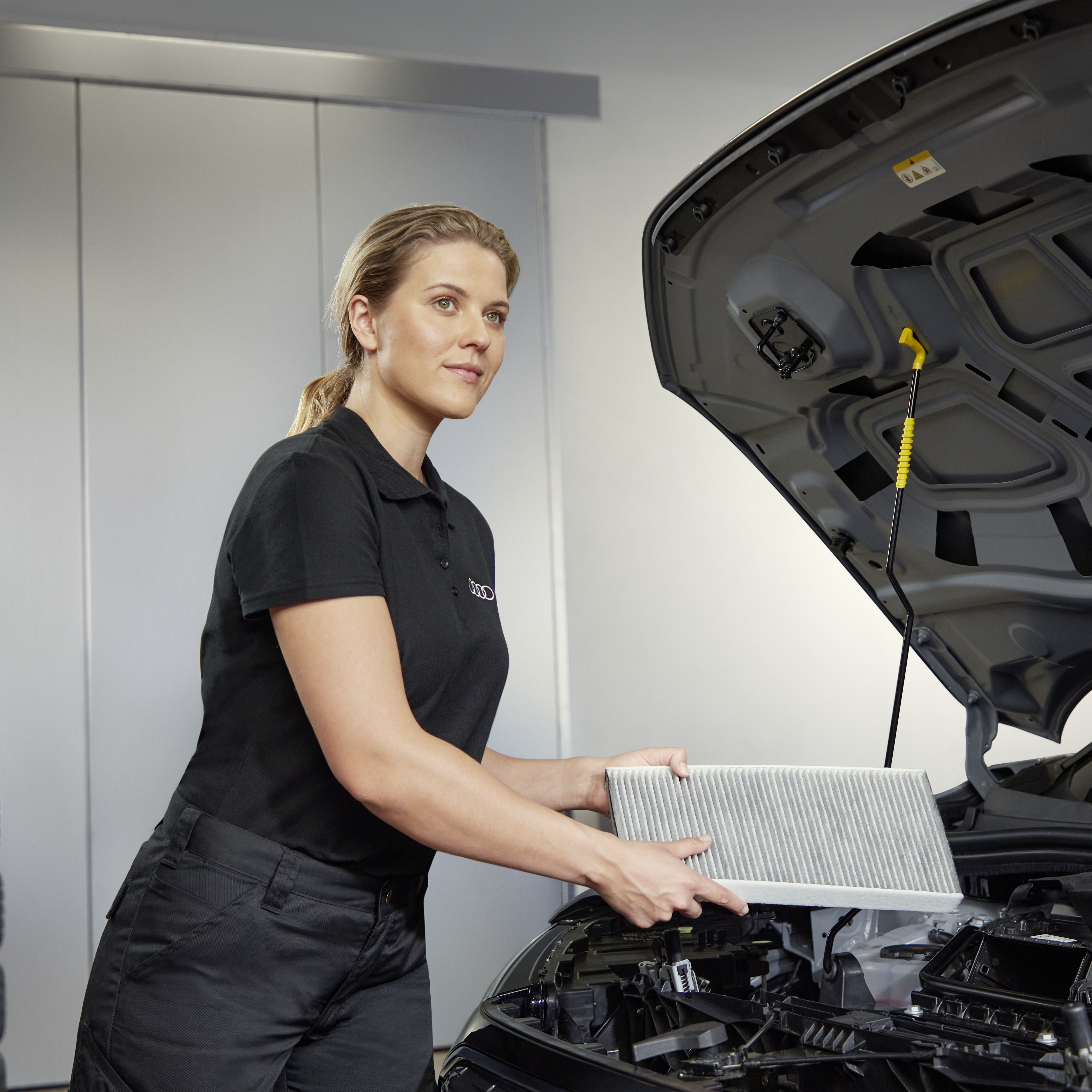 Change of interior air filter