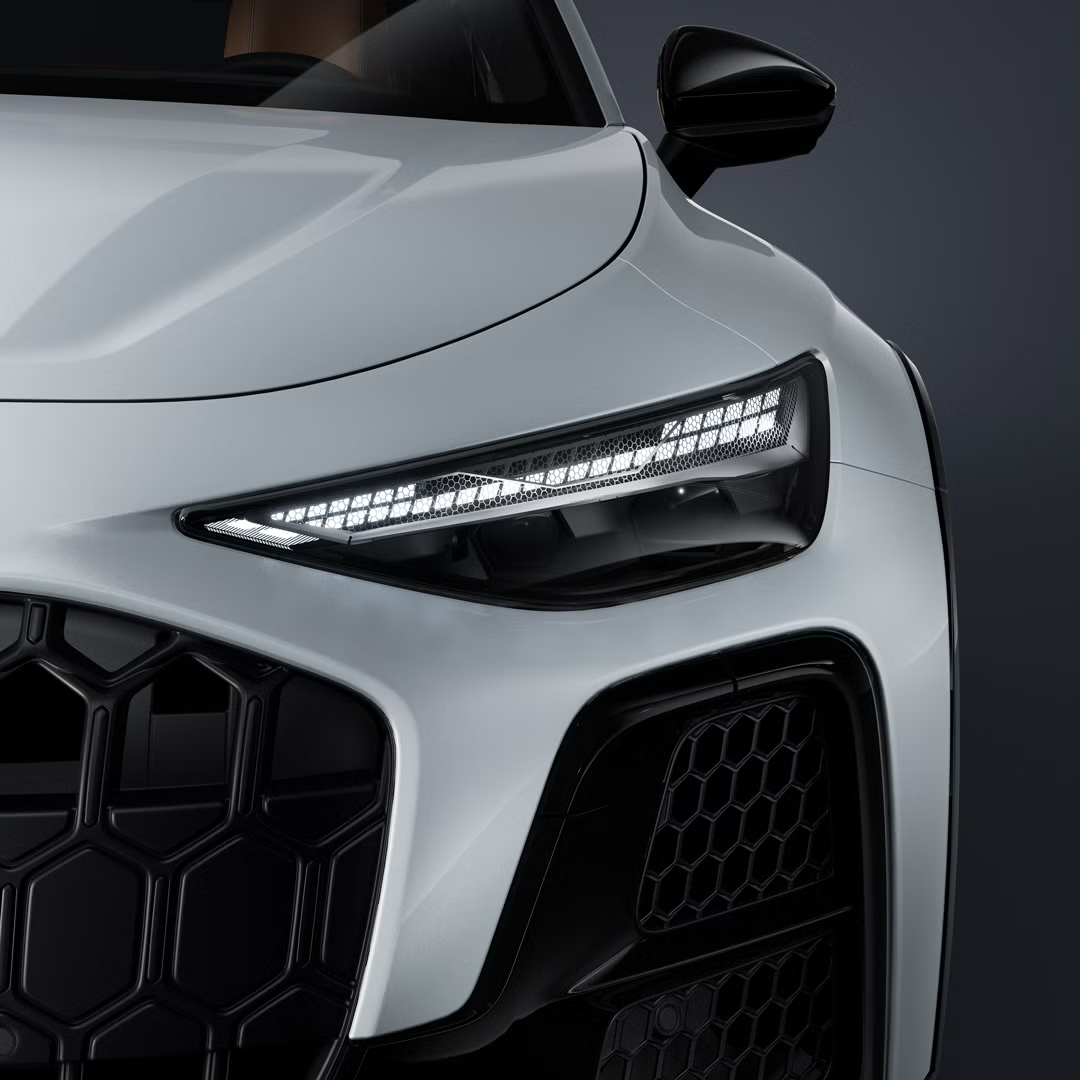 Bližnji posnetek levega matričnega LED-žarometa vozila Audi A6 allroad e-hybrid.