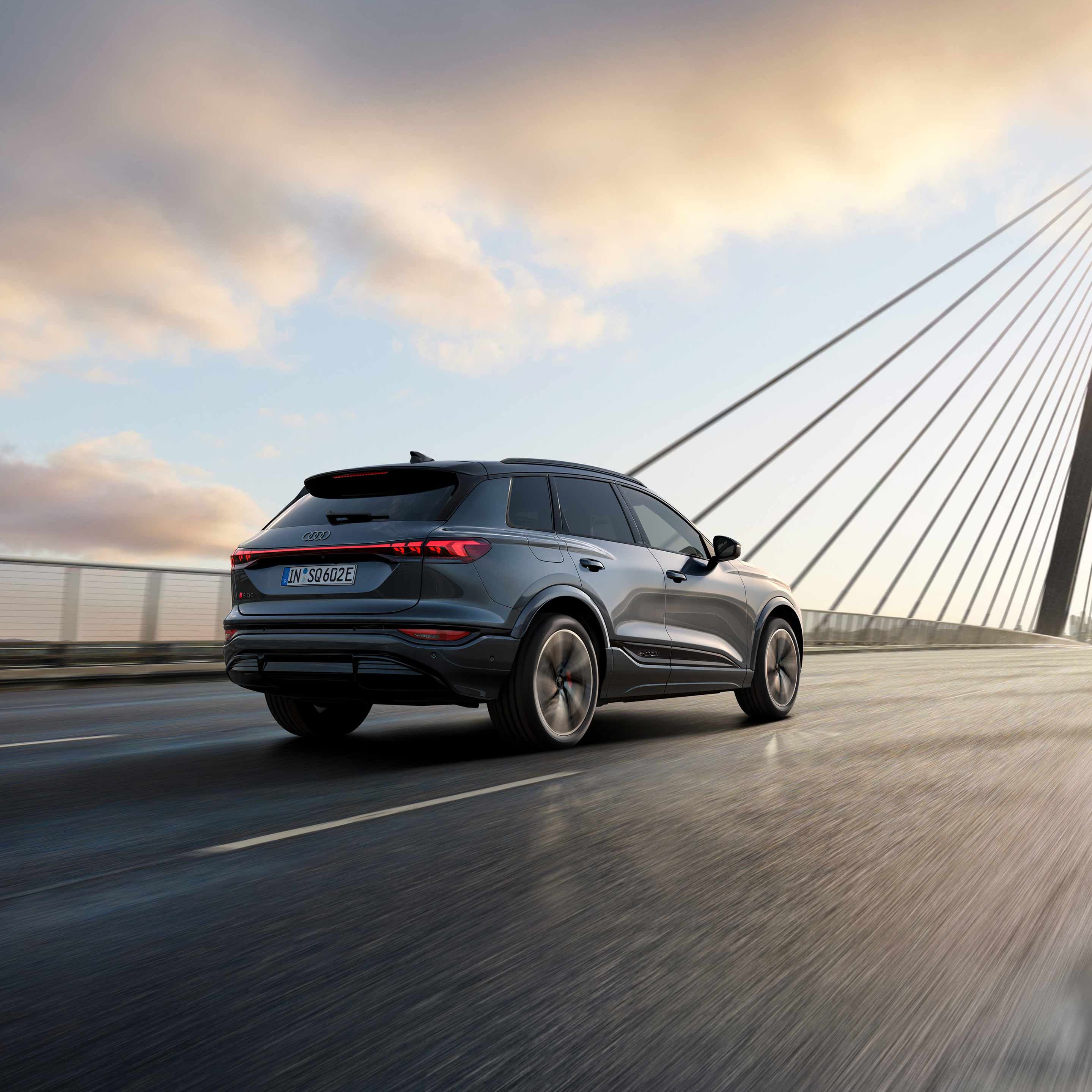 Dynamische Heckansicht eines Audi SQ6 SUV e-tron