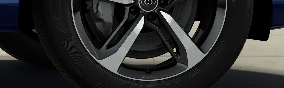 Detajl pnevmatike na avtomobilu Audi Q7.