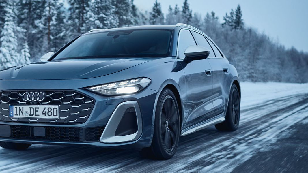 Športni avtomobil Audi S5 vozi po zasneženi cesti obdan s snežno pokrajino.  