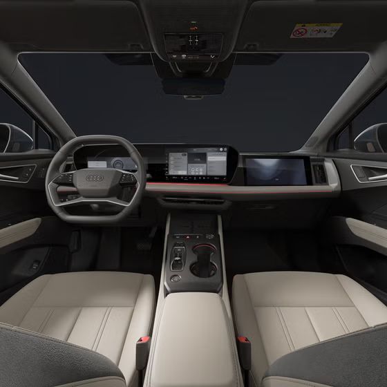 Pogled od zadaj na voznikov prostor in ukrivljen panoramski zaslon modela Audi Q4 SUV e-tron.