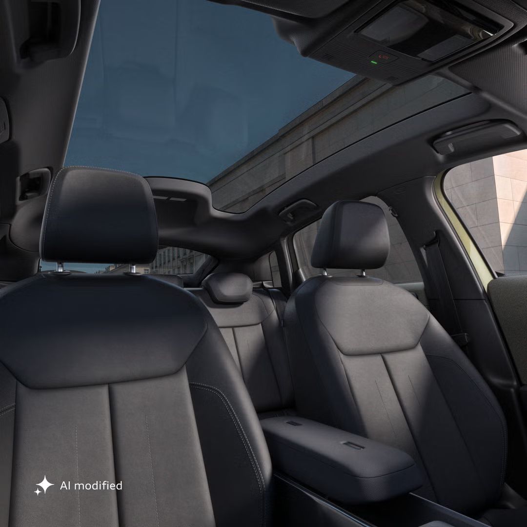 Pogled v notranjost modela Audi A2 e-tron s poudarkom na obeh sedežnih vrstah in panoramski stekleni strehi.