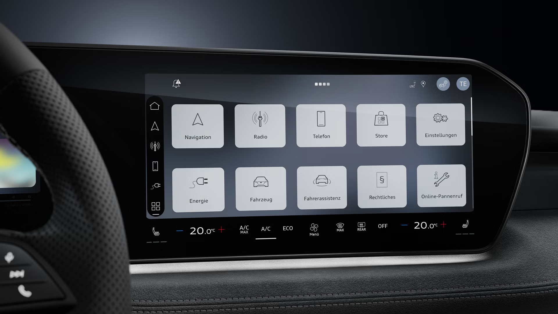 Povečan pogled na osrednji zaslon MMI touch v Audiju A3 allstreet TFSI e. Zaslon omogoča dostop do navigacije, upravljanja energije priključnohibridnega pogona, nastavitev vozila, telefona in drugih digitalnih funkcij prek intuitivnega uporabniškega vmesnika.