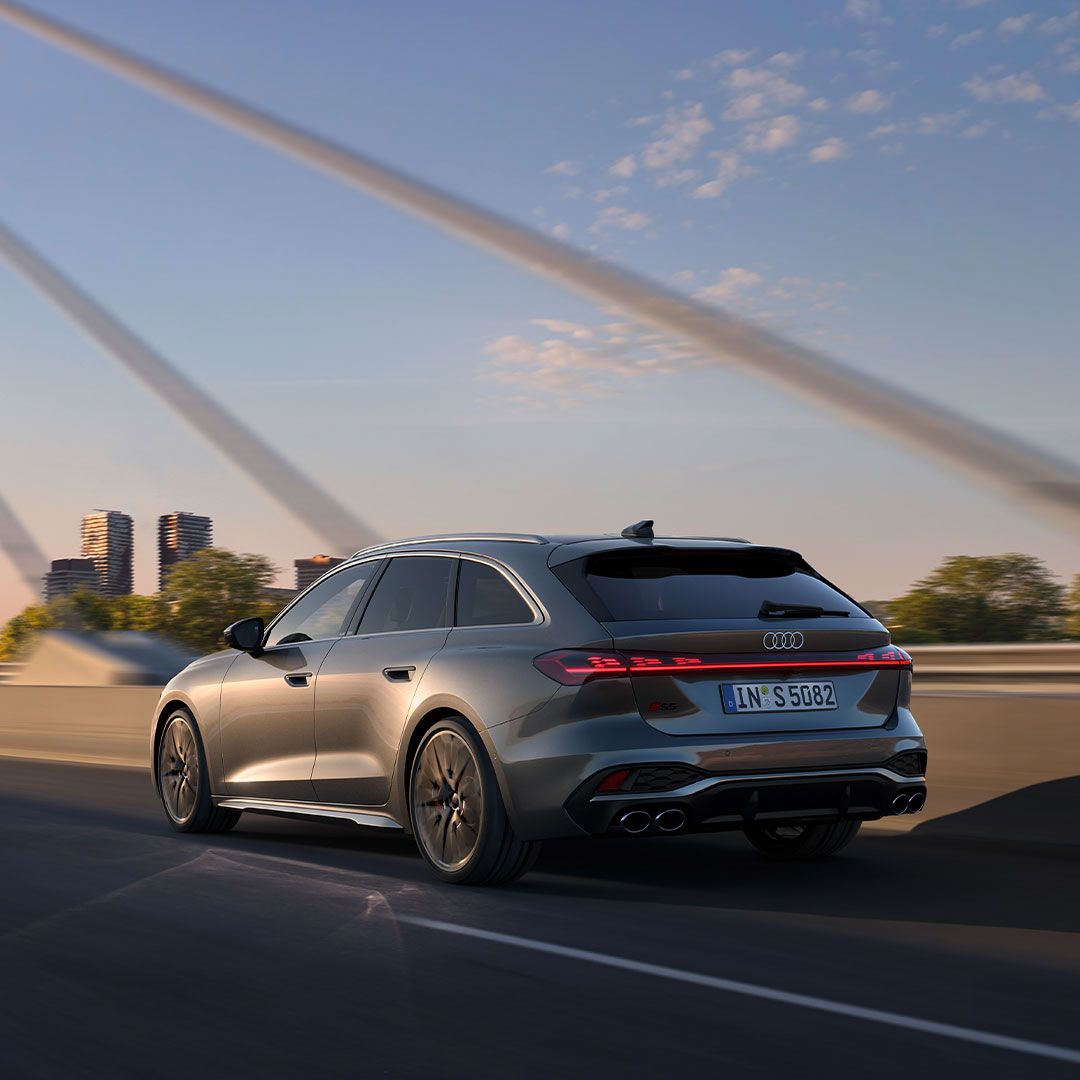 Dynamische Ansicht des Audi S5 Avant von hinten
