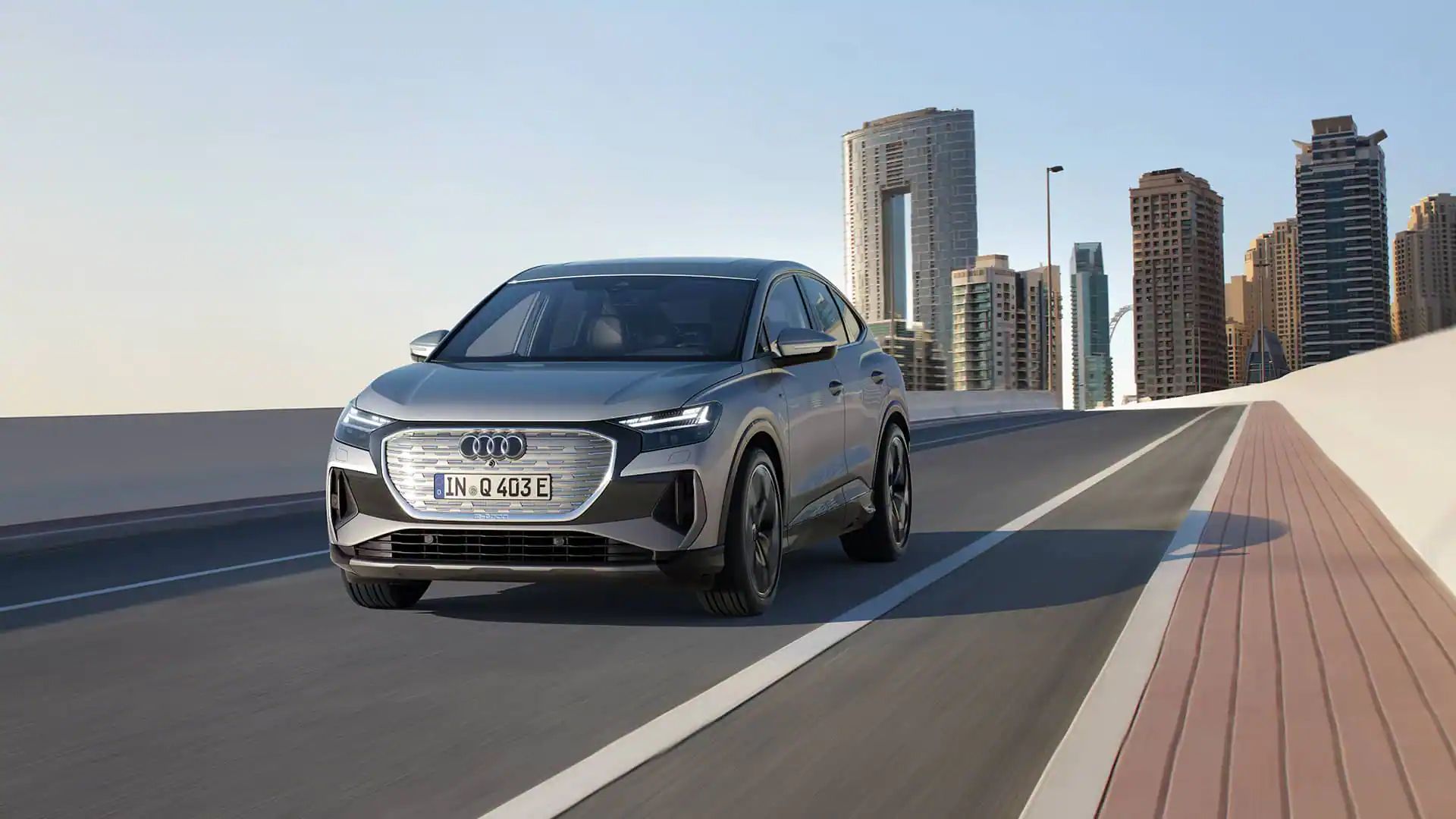 Audi Q4 e-tron Sportback in dynamischer Fahrt