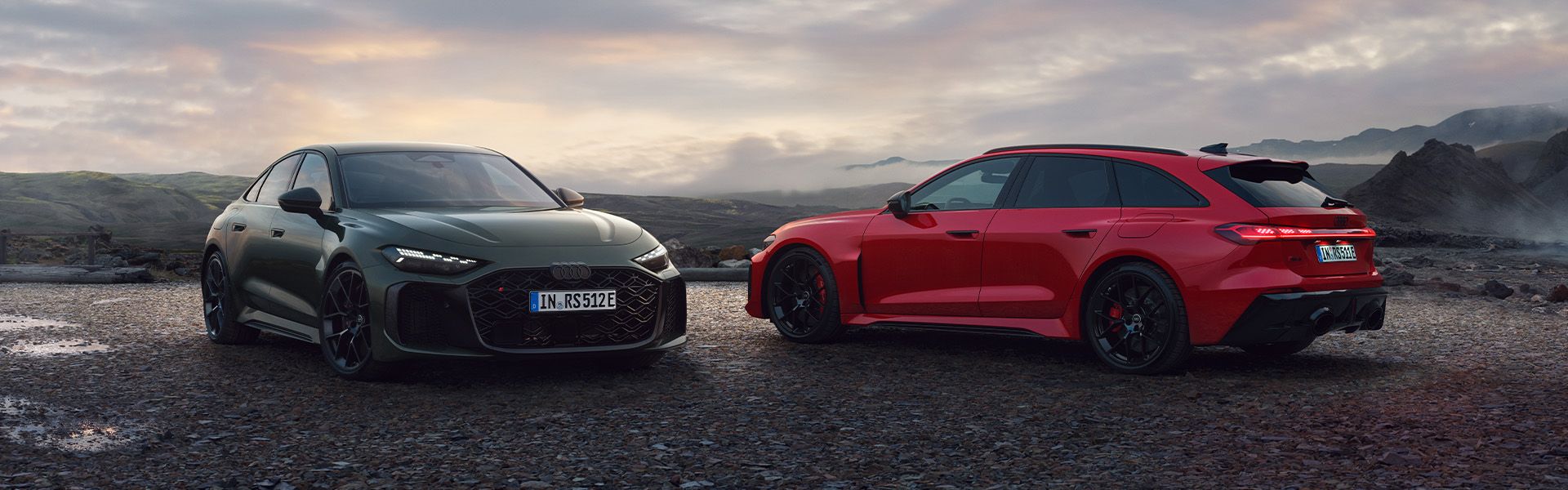 Rdeč in temno zelen Audi RS5 Avant parkirana v gorah.