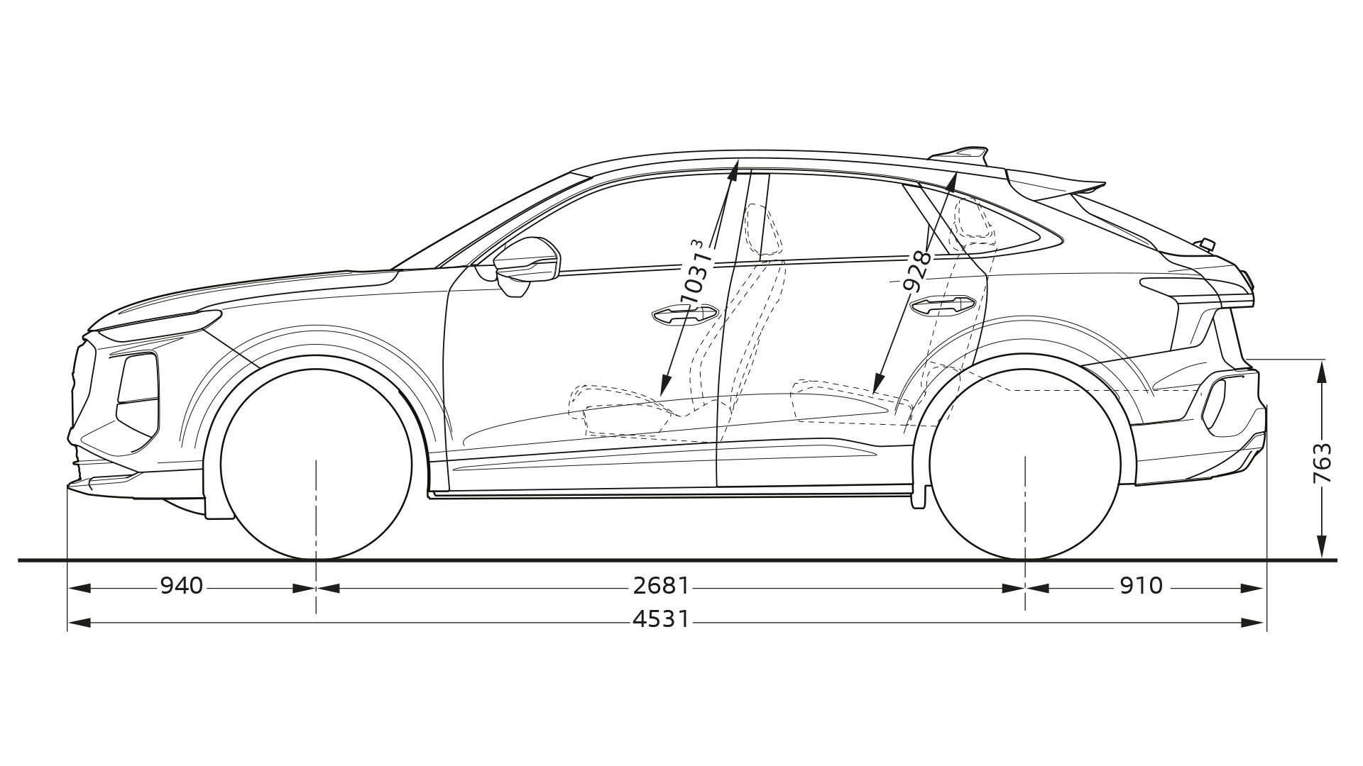 Tehnična risba avtomobila prikazuje stranski profil vozila Audi Q3 Sportback z merami. Prikazane so dolžine posameznih delov avtomobila ter dimenzije notranjega prostora. Slika vključuje oznake dolžine od sprednjega do zadnjega dela in višino vozila.