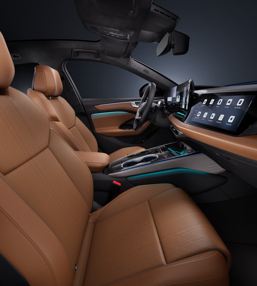 Pogled s sovoznikove strani na voznikov prostor v vozilu Audi A6 allroad e‑hybrid z volanom, sredinsko konzolo, digitalnimi zasloni in sedežema.