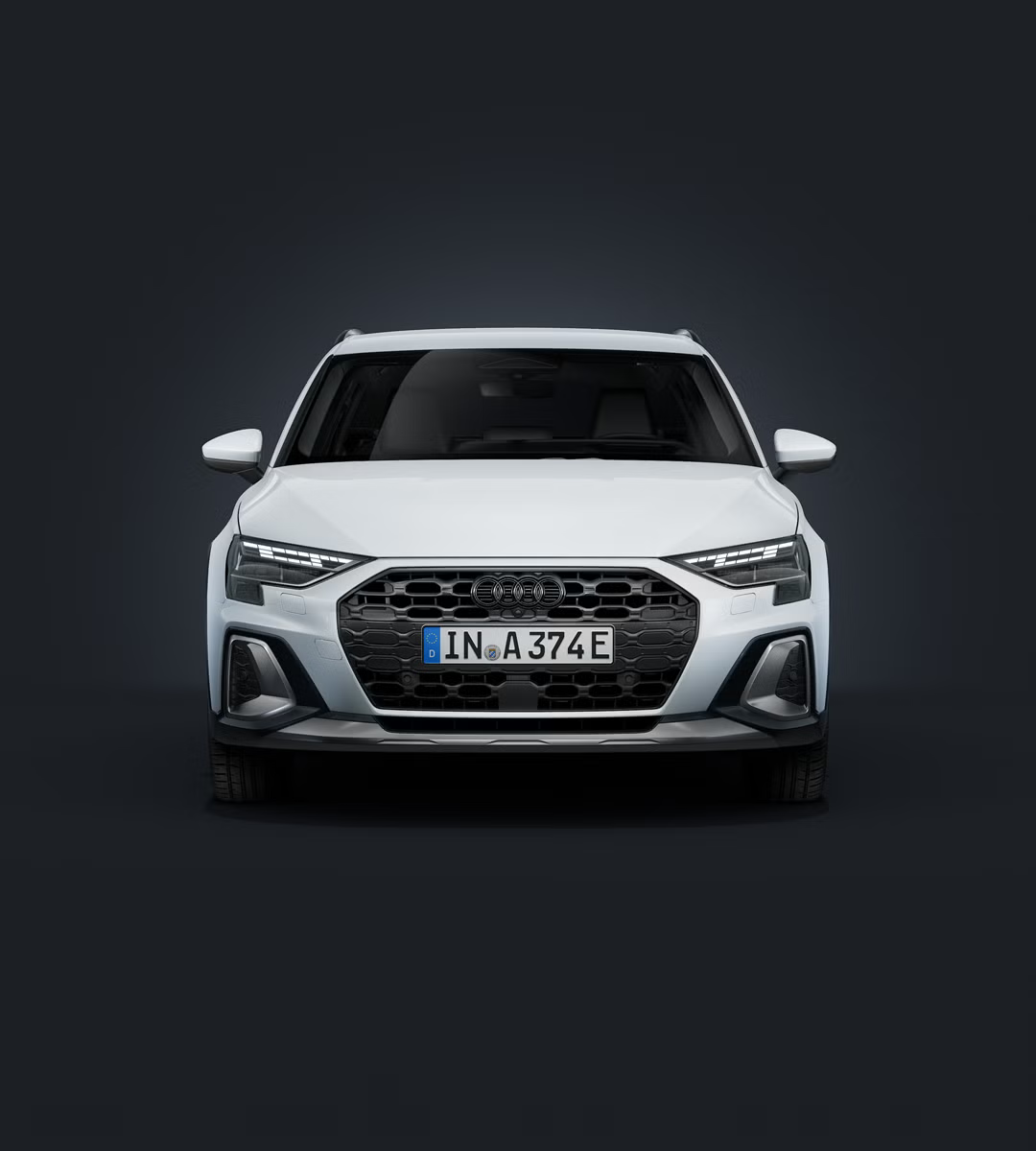 Audi A3 allstreet e-hybrid, prikazan od spredaj na temnem ozadju.