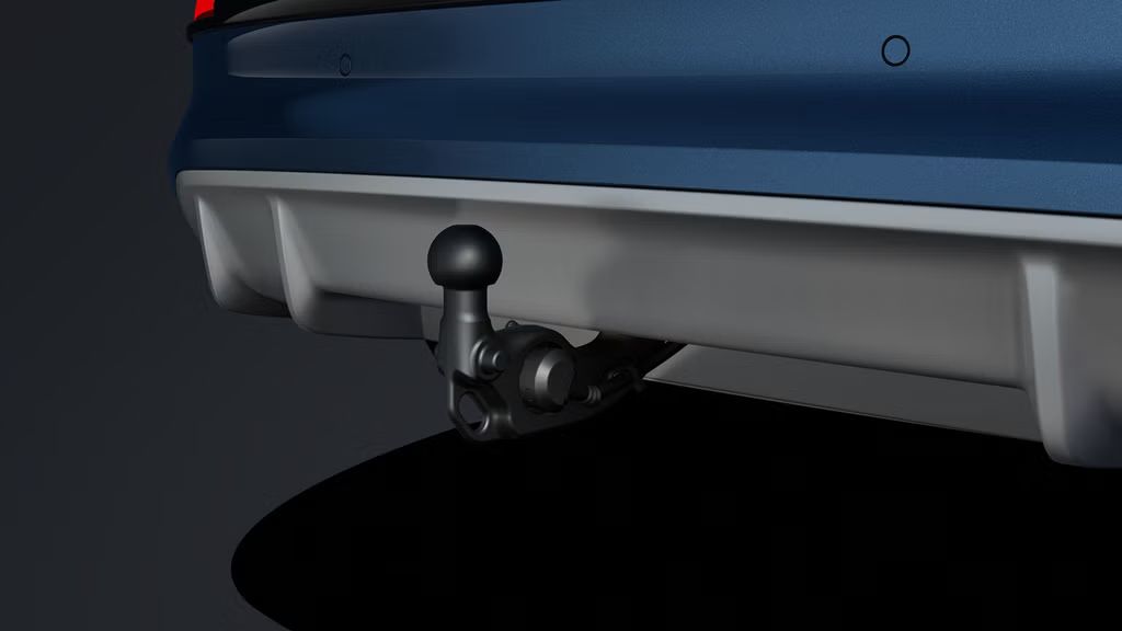 Bližnji posnetek zadka vozila s poudarkom na vlečni napravi.