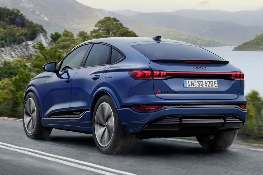 Audi SQ6 Sportback na cesti ob jezeru