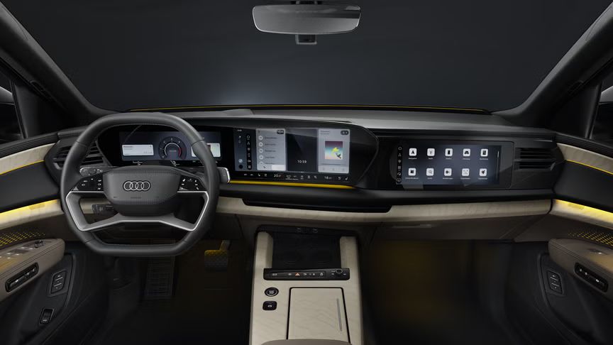 Notranjost Audi Q9 SUV z digitalnim kokpitom, panoramskimi zasloni in ambientalno osvetlitvijo.