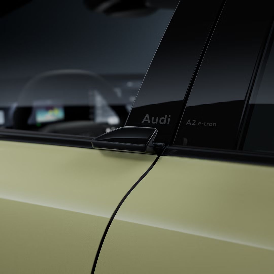 NahaufBližnji posnetek voznikovih vrat modela Audi A2 e-tron s senzorsko krmiljenimi vratnimi kljukami.nahme der Fahrertür des A2 e-tron mit sensorgesteuerten Türgriffen.