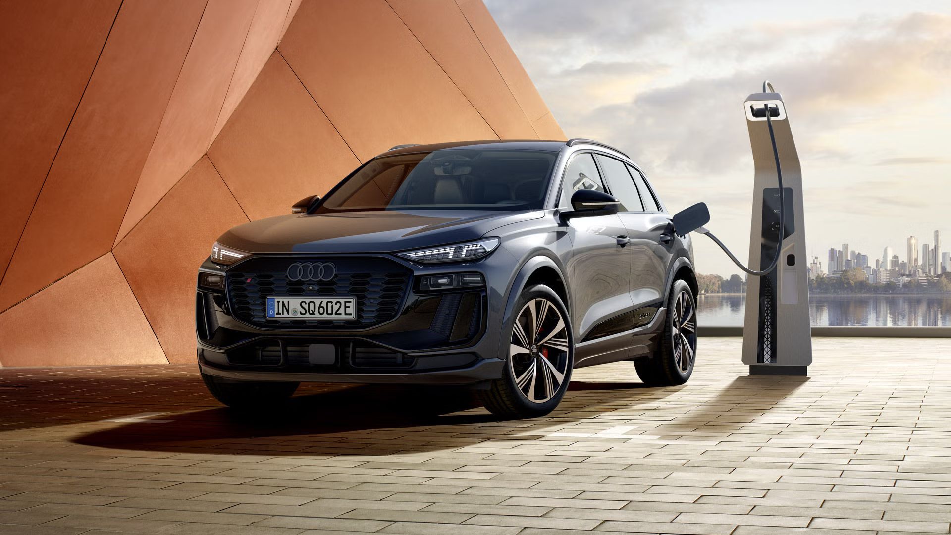 Vozilo Audi SQ6 priključeno na električno polnilnico