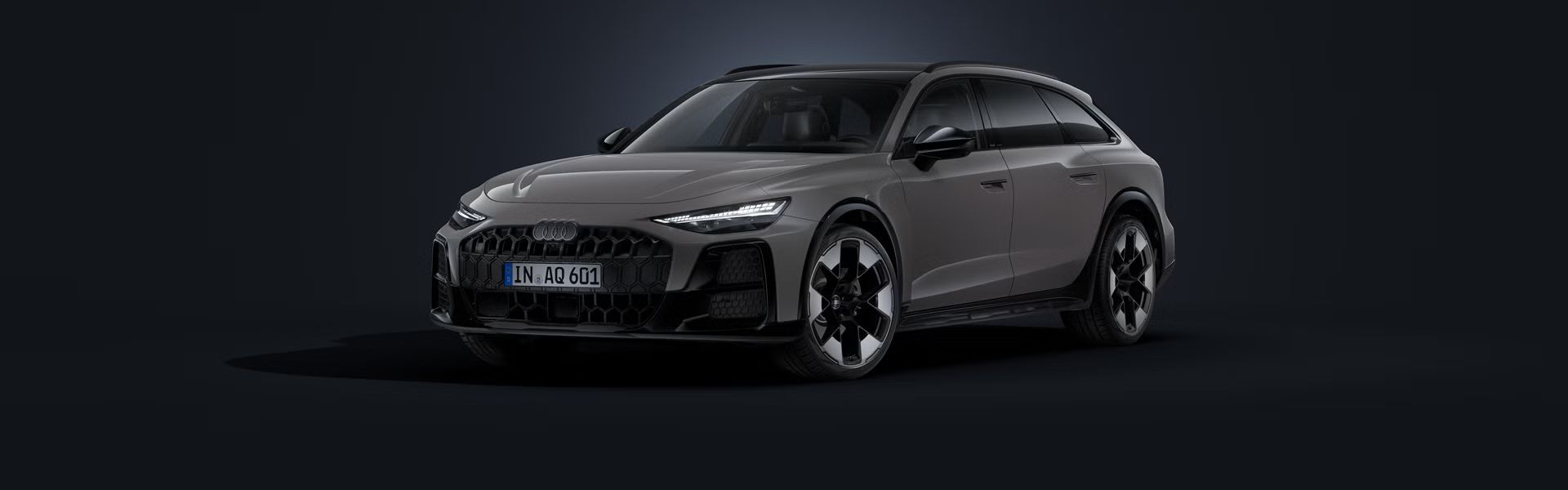 Audi A6 allroad, prikazan diagonalno od spredaj na temnem ozadju.