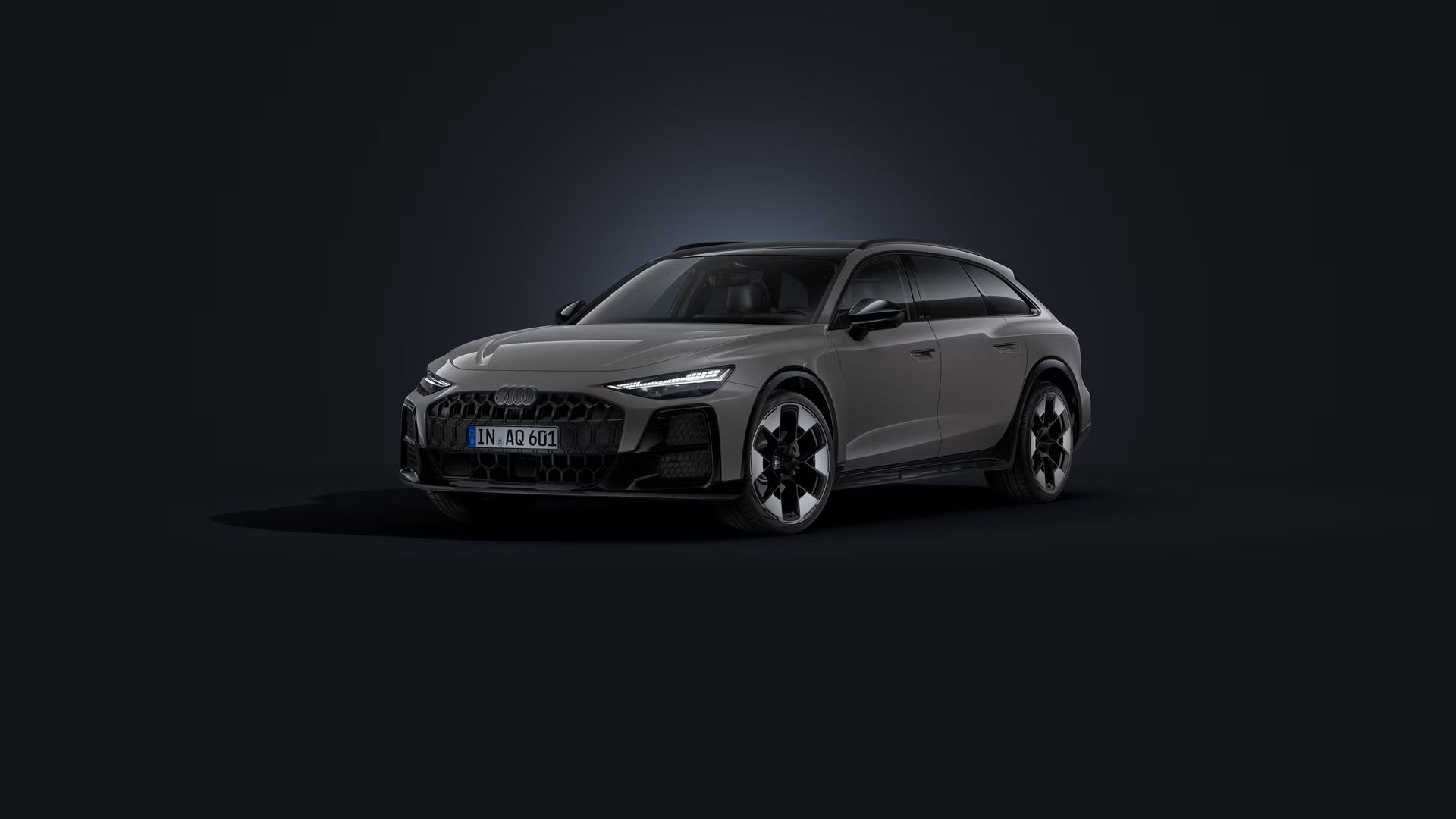 Audi A6 allroad, prikazan diagonalno od spredaj na temnem ozadju.