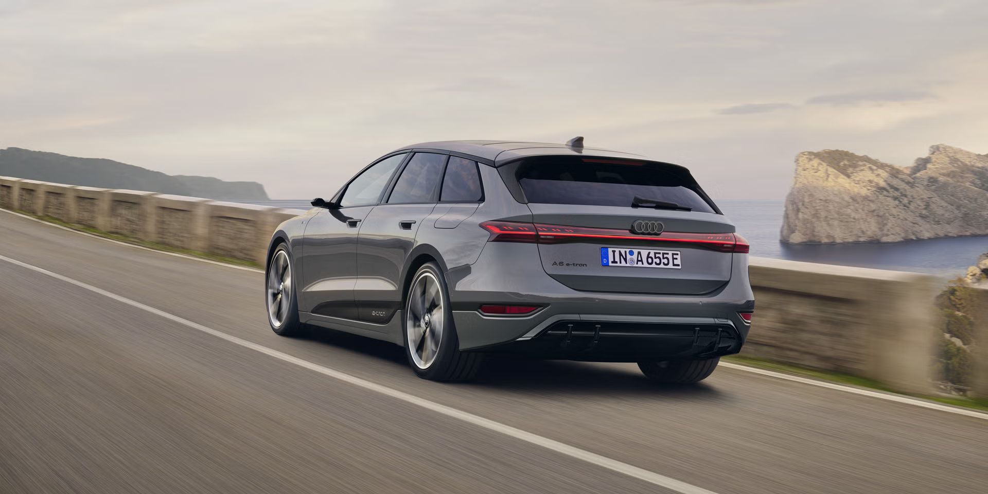 Audi A6 Avant e-tron performance med vožnjo po obalni cesti