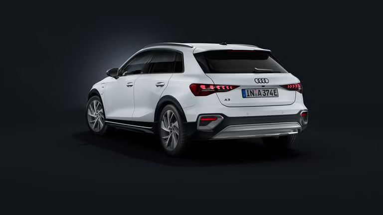 Audi A3 allstreet v tričetrtinskem pogledu od zadaj poudarja  dizajn in povišan videz.