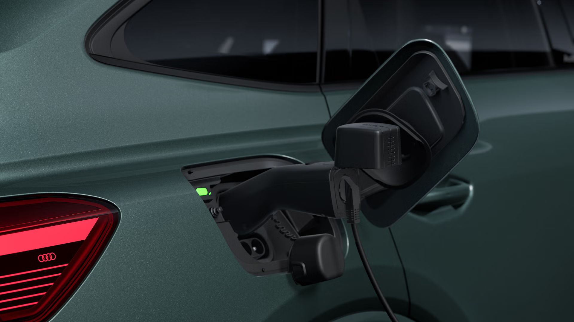 Bližnji posnetek od zadaj, na desni strani odprt napajalni priključek modela Audi Q4 Sportback e-tron.