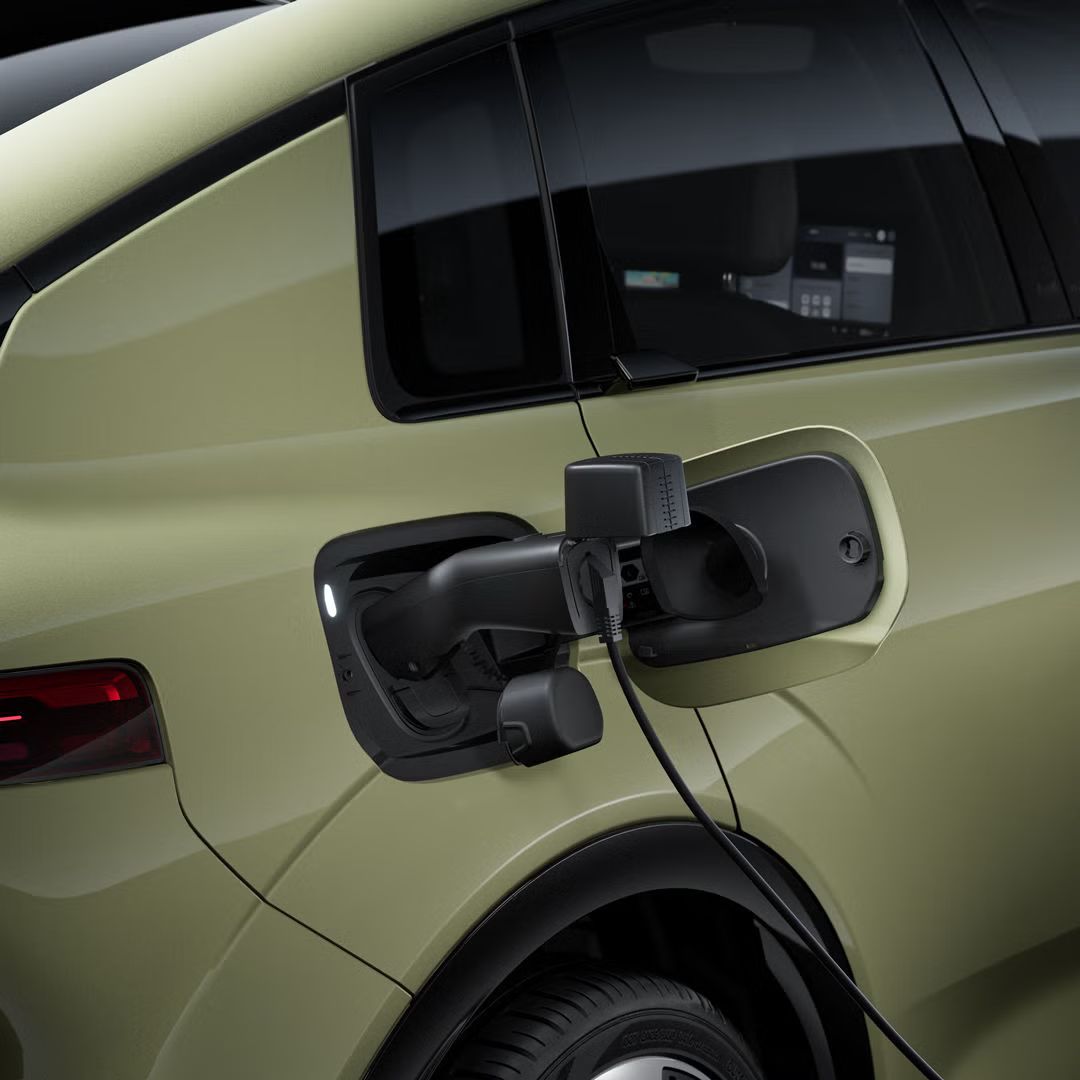Bližnji posnetek desnega zadnjega dela vozila Audi A2 e-tron. Na odprtem napajalnem priključku je priključen električni kabel.