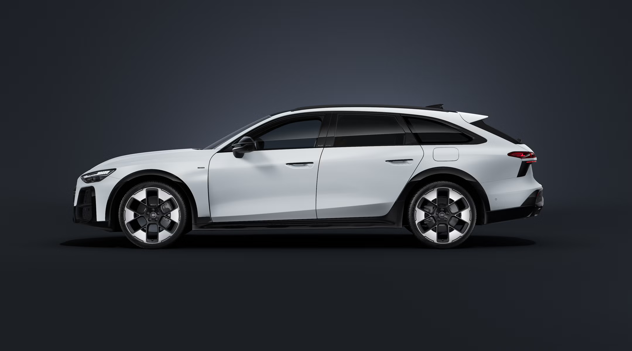 Audi A6 allroad e-hybrid prikaz stranskega dela vozila na temnem ozadju.