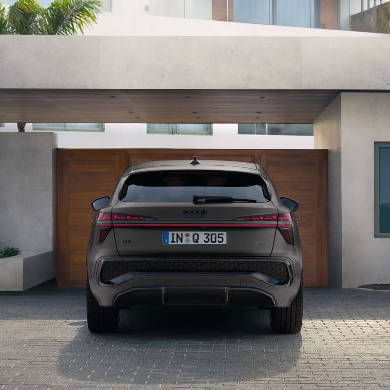 Parkiran Audi Q3 Sportback.