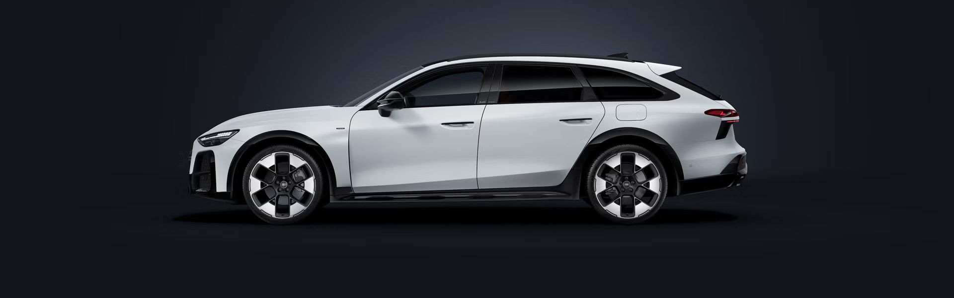 Audi A6 allroad e‑hybrid, prikazan s strani na temnem ozadju.