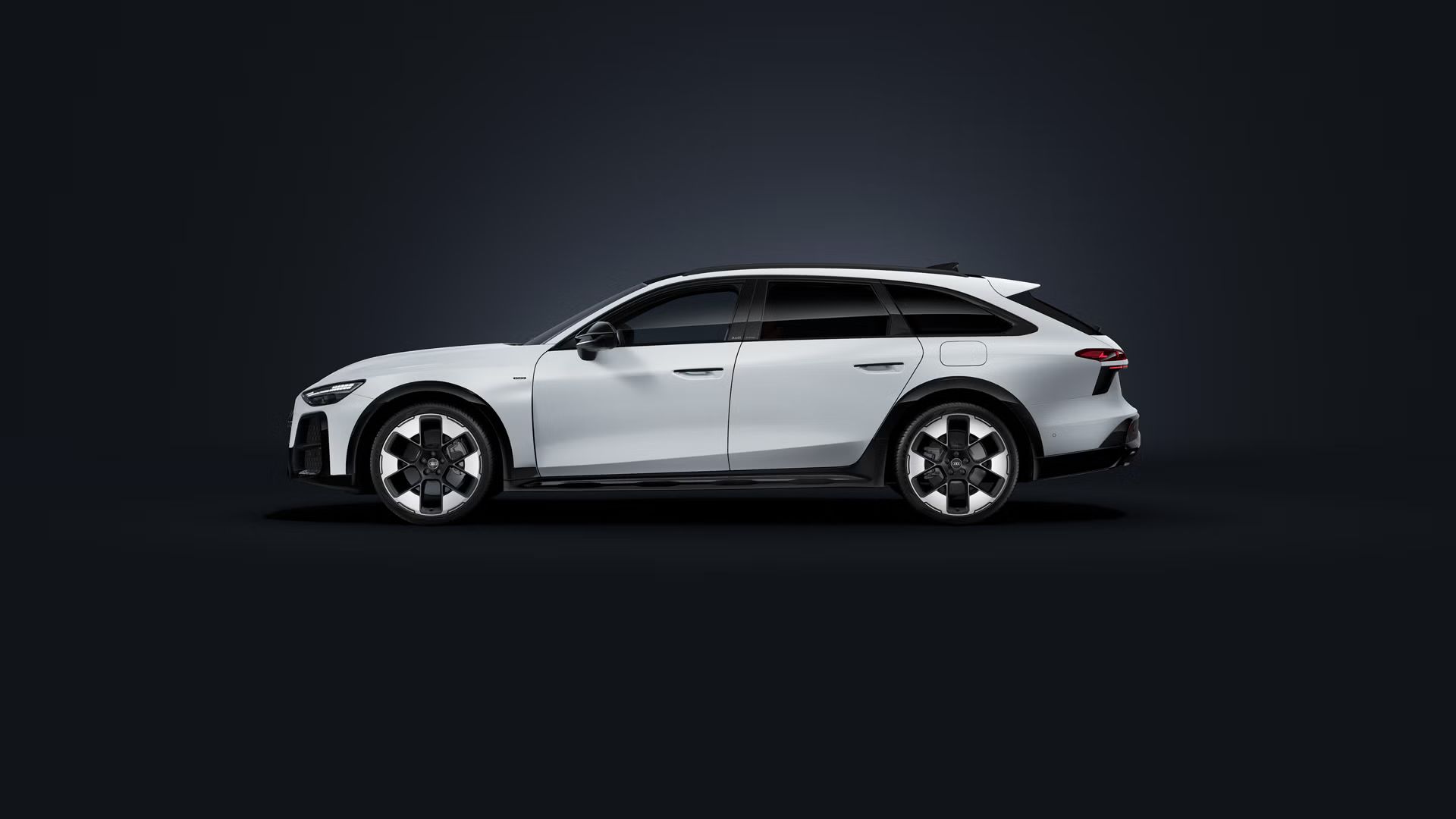 Audi A6 allroad e‑hybrid, prikazan s strani na temnem ozadju.
