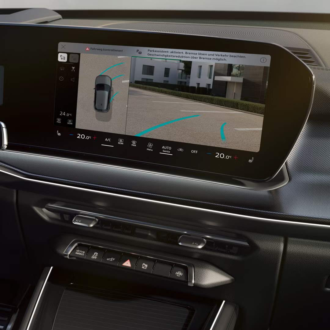 Zaslon za pregled nad samodejnim parkiranjem vozila Audi Q3 SUV e-hybrid