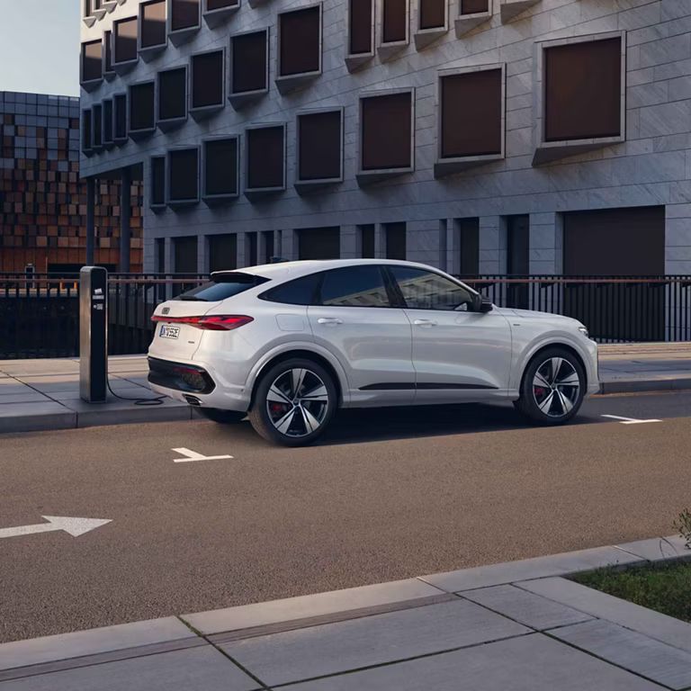 Audi Q5 Sportback e-hybrid Seitenansicht beim Laden