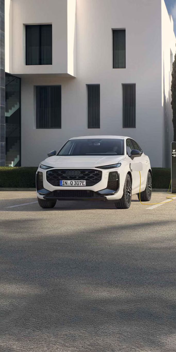 Audi Q3 Sportback e-hybrid na parkirišču.
