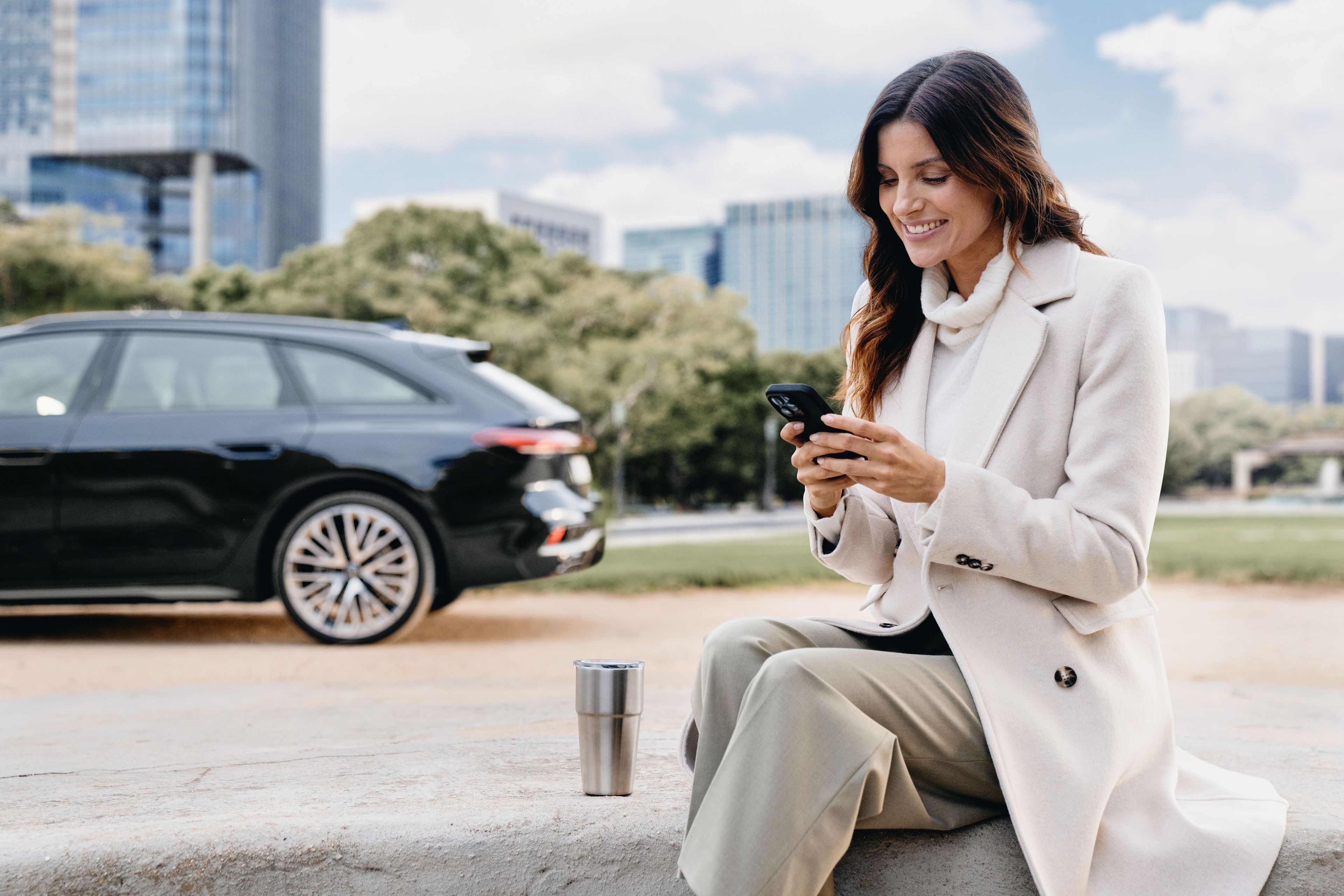 Oseba uporablja aplikacijo myAudi za storitve Audi connect Remote & Control, ki omogočajo upravljanje izbranih funkcij vozila in dostop do informacij o vozilu na daljavo.