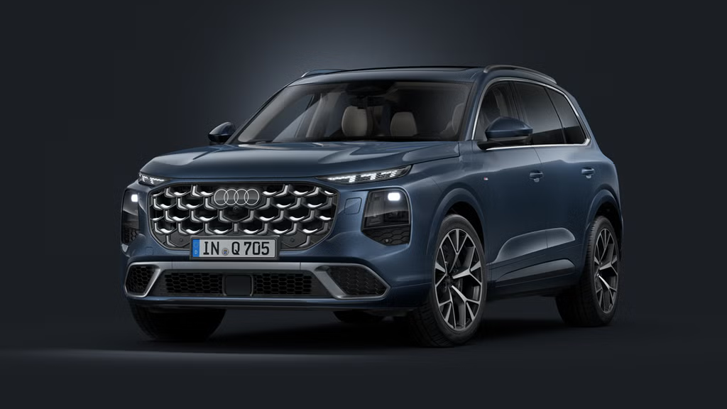 Poševni sprednji pogled na Audi Q7 SUV na temnem ozadju.