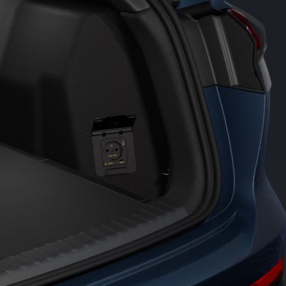 Pogled na odprt prtljažnik in poudarek na 230-voltni vtičnici