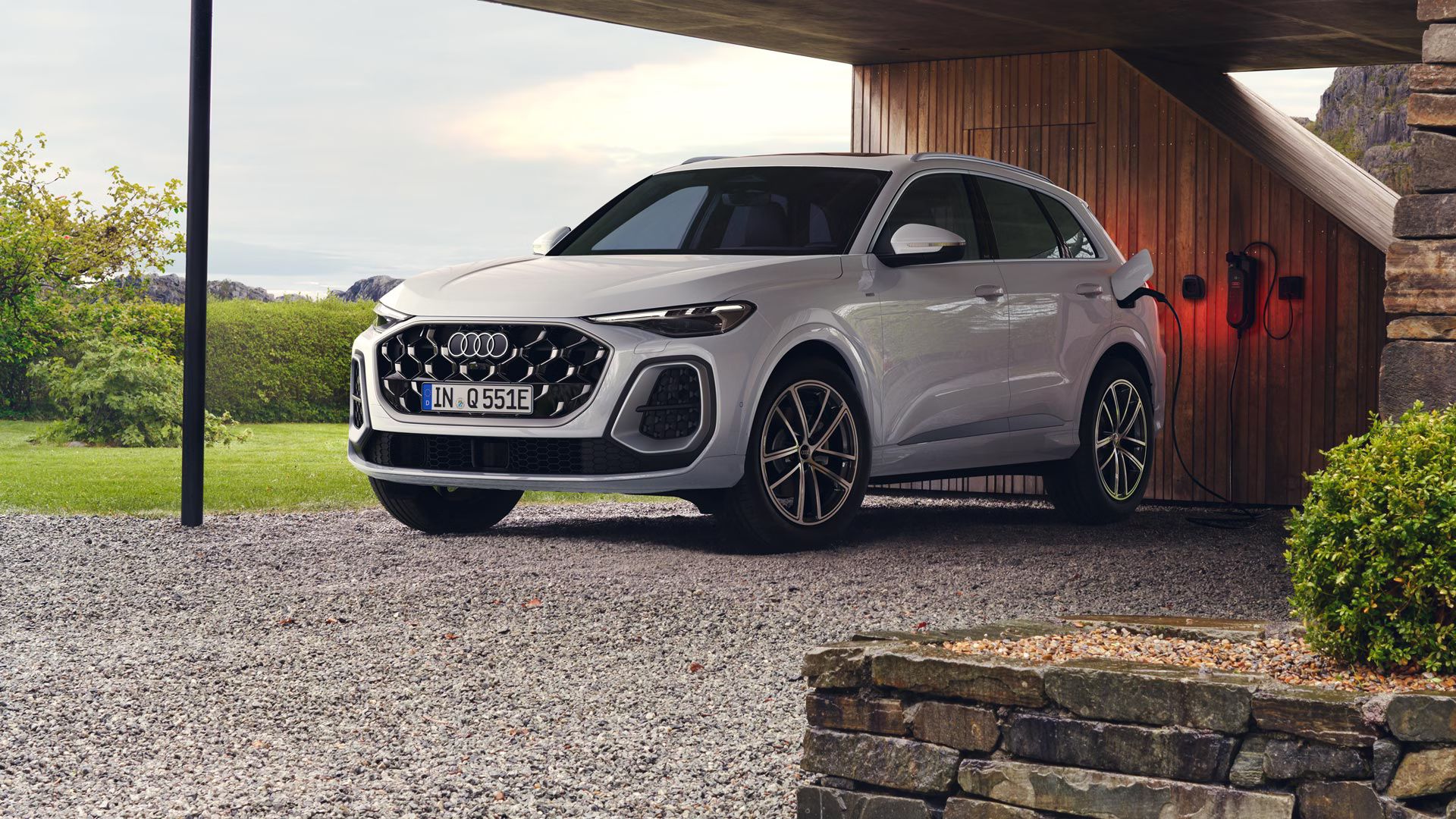 Audi Q5 SUV e-hybrid Seitenansicht vor einem Haus beim Laden 