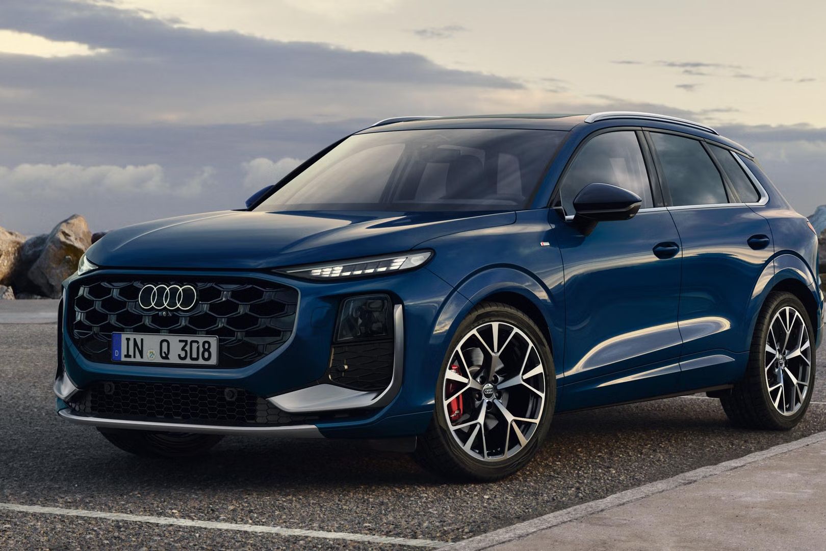 Frontansicht eines blauen Audi Q3 SUV