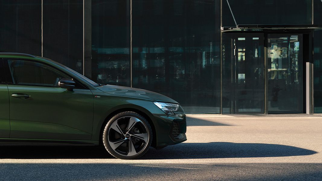 Audi A3 Sportback, prikazan v stranskem profilu.