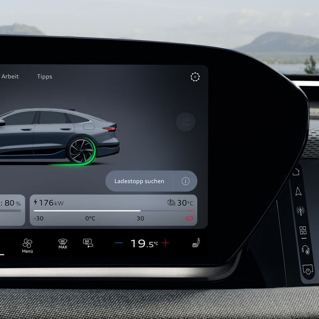 Notranji detajl A6 Sportback e-tron performance prikazuje sistem MMI z nastavitvami rekuperacije energije, ki omogoča učinkovito upravljanje regenerativnega zaviranja. 