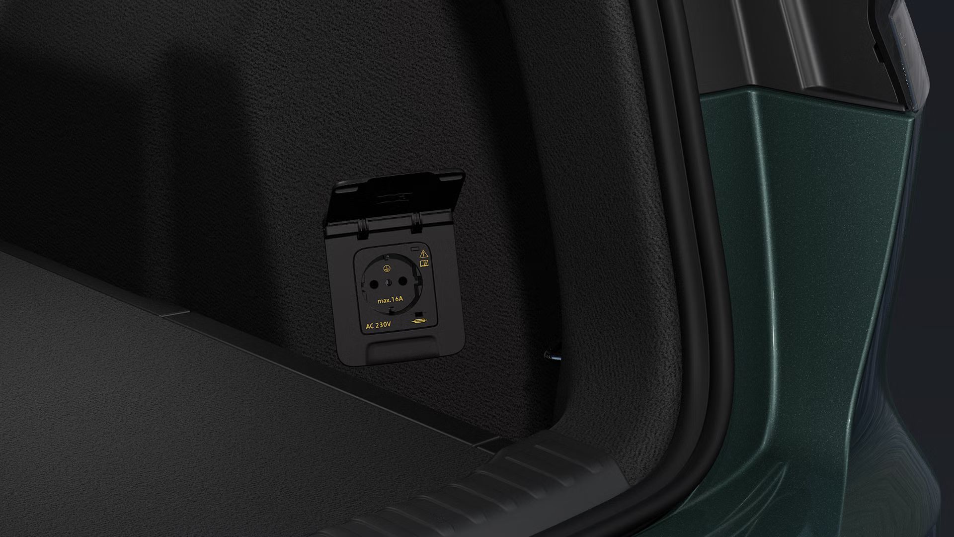 Pogled na odprt prtljažnik in poudarek na 230-voltni vtičnici.