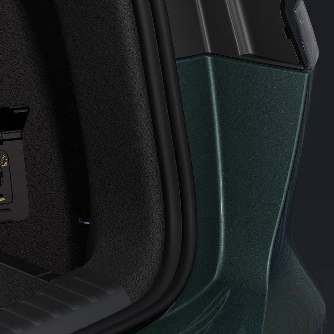 Pogled na odprt prtljažnik in poudarek na 230-voltni vtičnici.