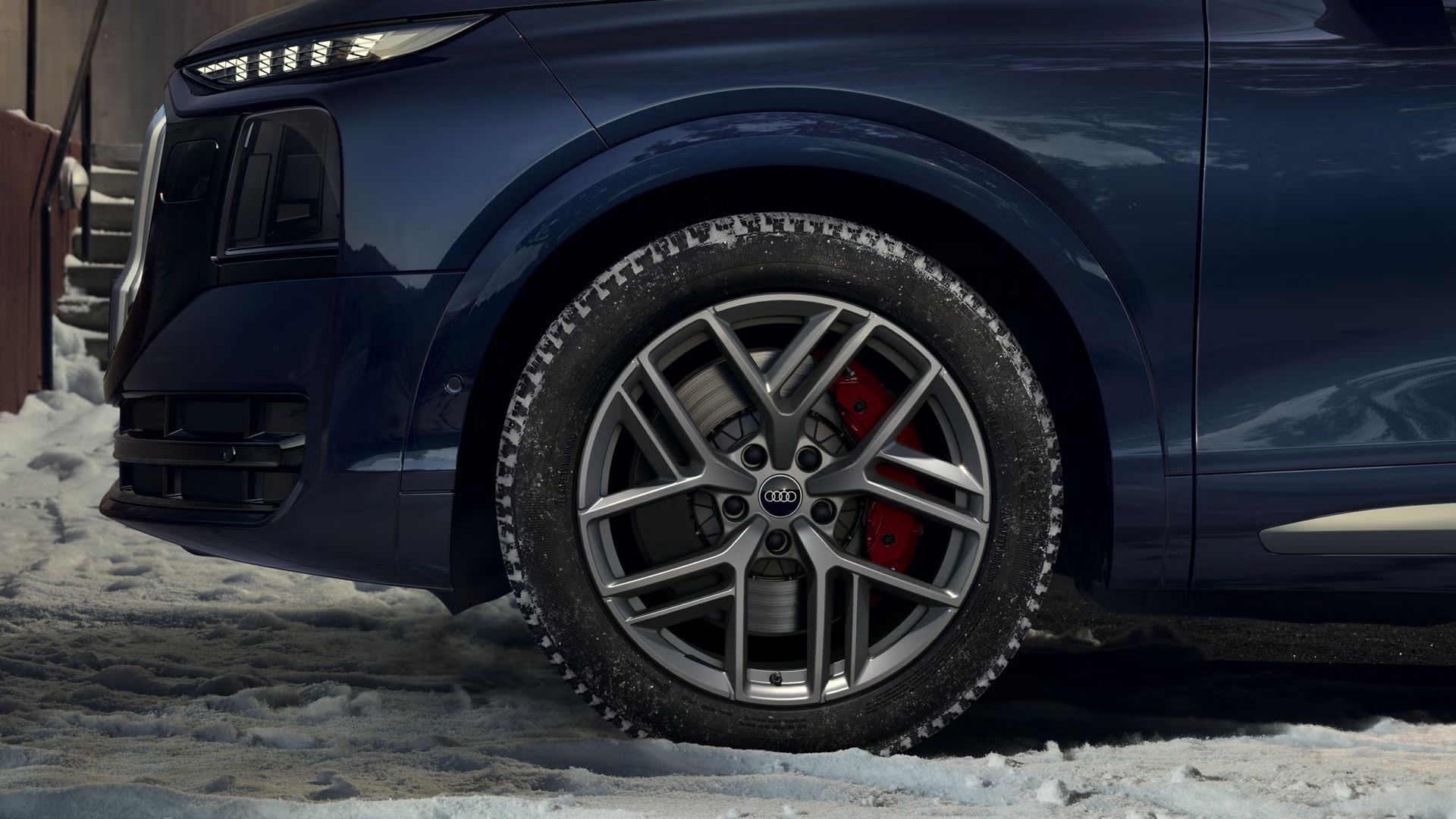 [AI-generated] – Sprednje kolo Audi Q9 SUV z originalnim platiščem Audi Sport in zimskim pnevmatikom.